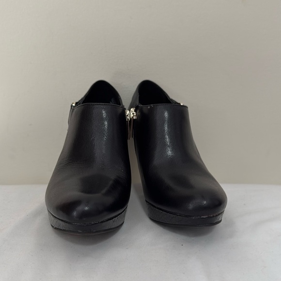 Bandolino Shoes - Bandolino black leather heeled bootie in size 6.5